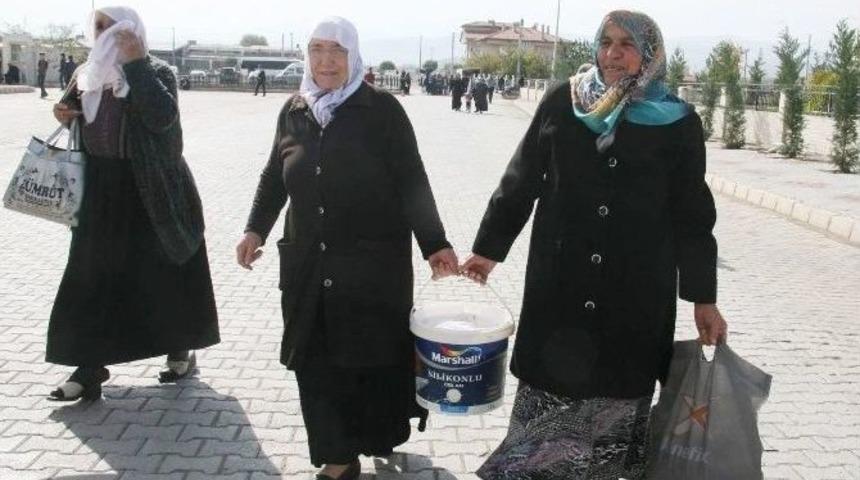 Emine Erdoğan&rsquo;ı Bir Kova Kızılcıkla T&ouml;ren Alanında Bekliyor