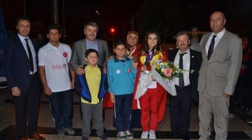 Şampiyon Ayağının Tozuyla İl M&uuml;d&uuml;r&uuml; Bekir &Ccedil;eker&rsquo;i Ziyaret Etti