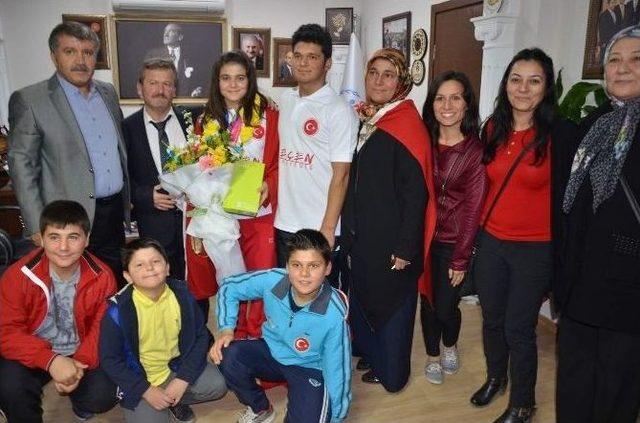 Şampiyon Ayağının Tozuyla İl Müdürü Bekir Çeker’i Ziyaret Etti