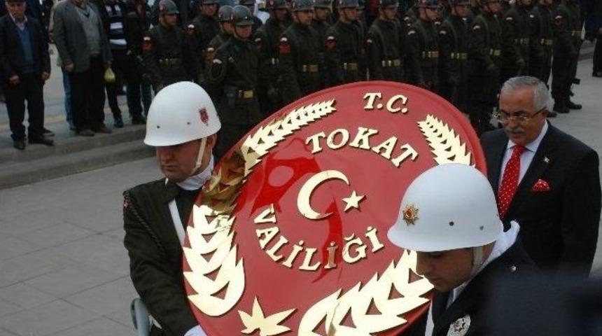 Asker Ve Polis Birlikte Atat&uuml;rk Anıtı&rsquo;na &Ccedil;elenk Koydu