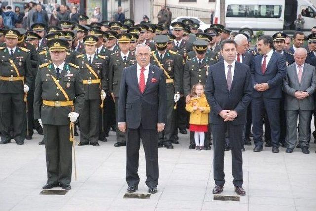 Asker Ve Polis Birlikte Atatürk Anıtı’na Çelenk Koydu