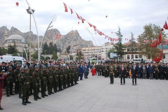 Asker Ve Polis Birlikte Atatürk Anıtı’na Çelenk Koydu