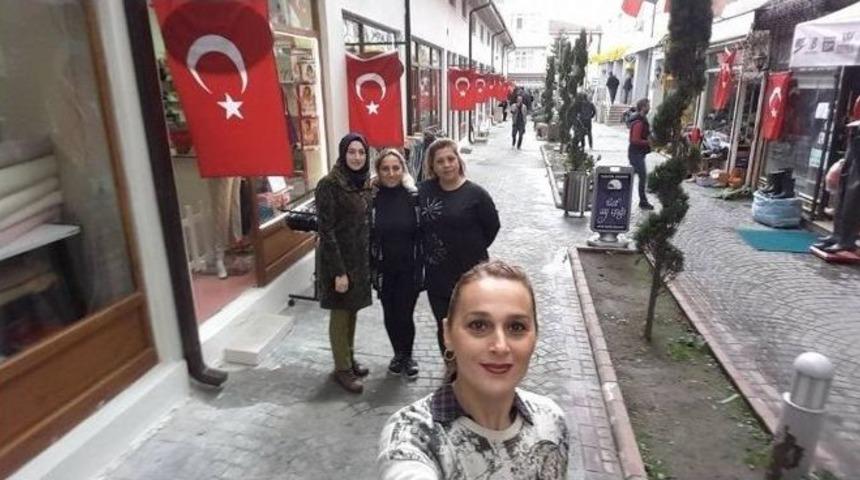 Başkan Yemenici, Esnafa T&uuml;rk Bayrağı Dağıttı
