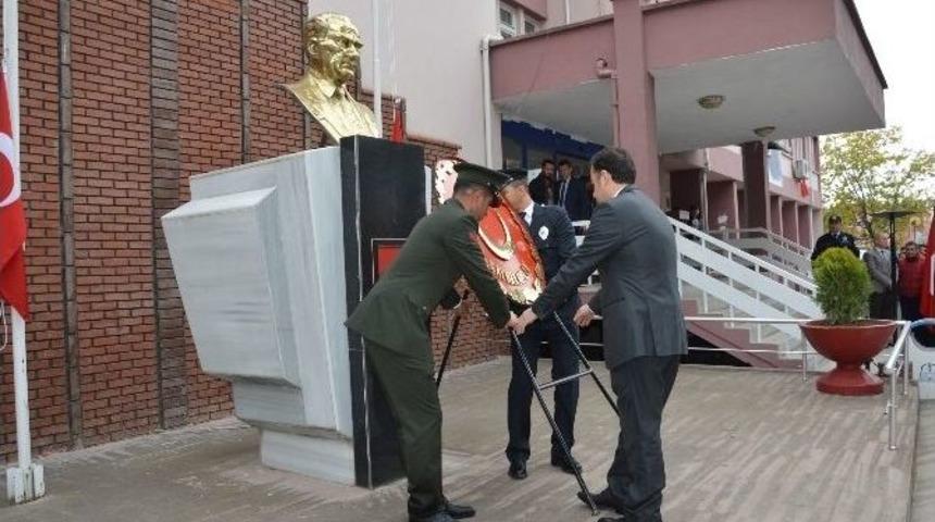 Niksar&rsquo;da 29 Ekim Cumhuriyet Bayramı &Ccedil;elenk Koyma T&ouml;reni