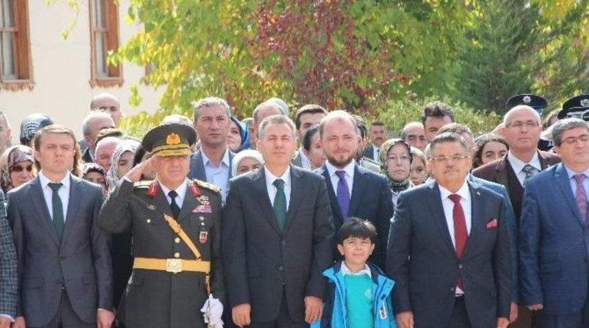 Vali Ve Belediye Başkanı Komutanın Yanında Yer Aldı