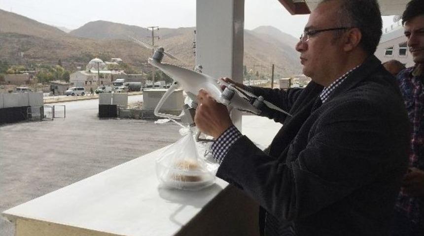 Emniyet M&uuml;d&uuml;r&uuml;nden Koruculara Drone İle Tatlı İkramı