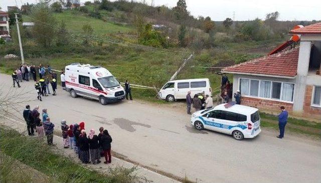 Minibüs Evin Önünde Oturan Yaşlı Kadın Ve Torununa Çarptı