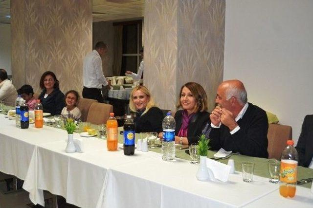 Ayvalık&rsquo;ta Milli Eğitimin &lsquo;fatoş Anası&rsquo;na Duygusal Veda 1