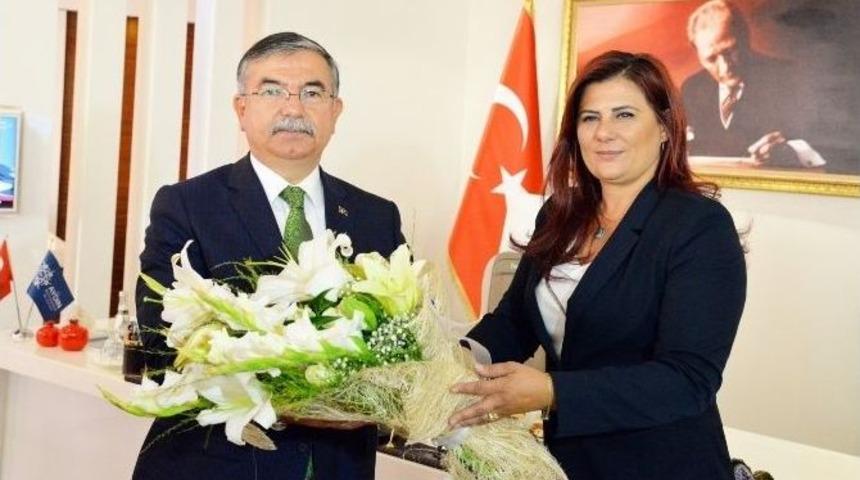 Bakan Yılmaz, Atat&uuml;rk Kent Meydanı&rsquo;ı Beğendi