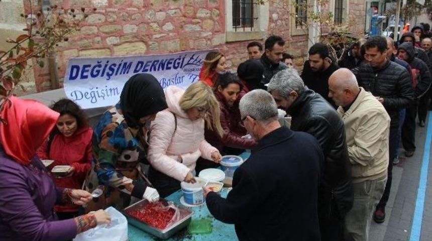 &Ccedil;anakkale&rsquo;de Değişim Derneği&rsquo;nden Aşure İkramı