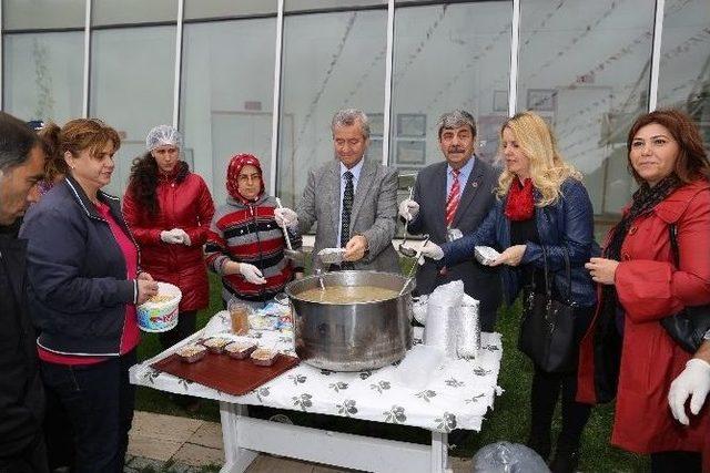 Burhaniye&rsquo;de Başkan Uysal Aşure Dağıttı 1