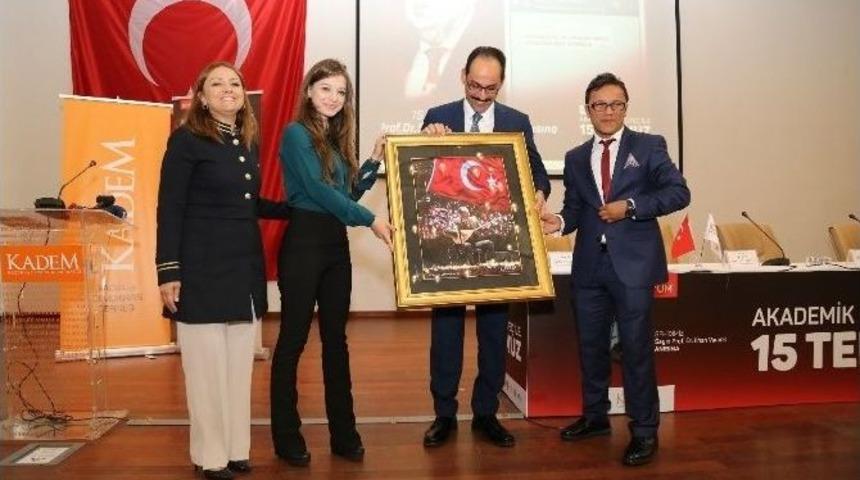 Adıyamanlı &Ouml;ğrenciden Cumhurbaşkanı S&ouml;zc&uuml;s&uuml; İbrahim Kalın&rsquo;a Plaket