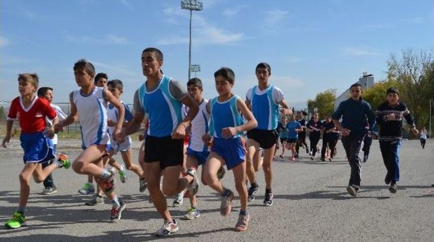 Atletler Cumhuriyet&rsquo;e Koştu