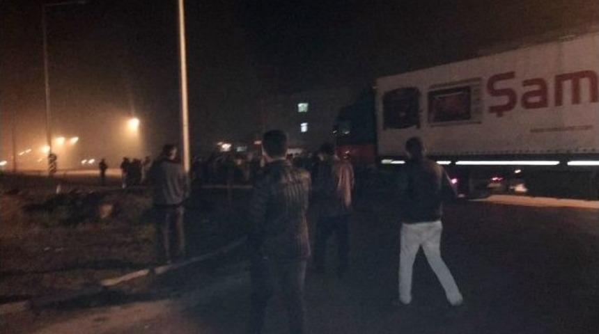 Karayolunu Trafiğe Kapatan Ka&ccedil;ak Şahıslar G&ouml;zaltına Alındı