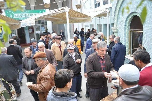 Bozüyük’te Mahalle Sakinlerinden Aşure İkramı