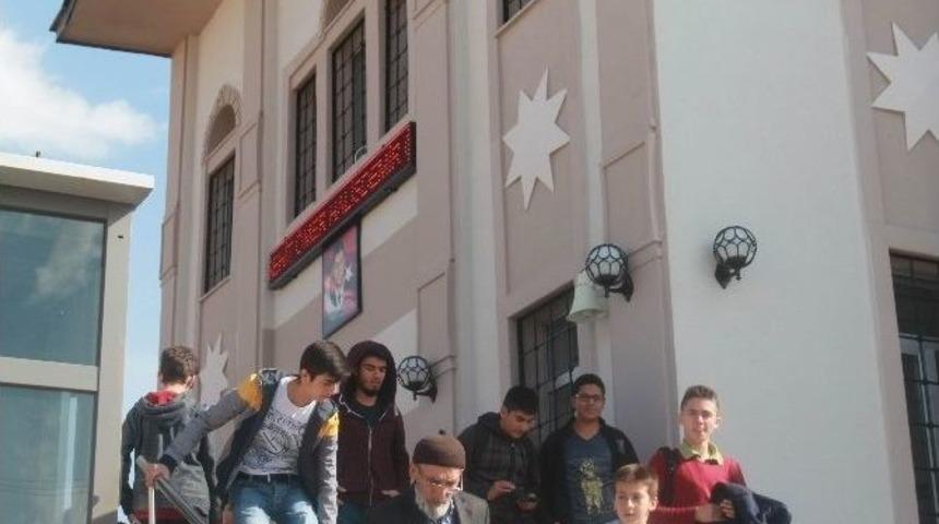 &Ouml;mer Halisdemir Camisi&rsquo;nde İlk Cuma Namazı Kılındı