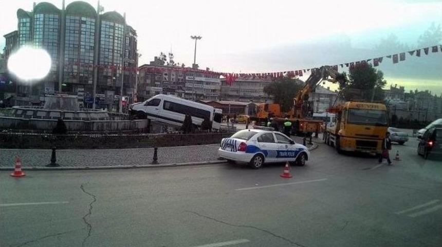 Minib&uuml;s S&uuml;s Havuzunun Duvarına &Ccedil;ıktı