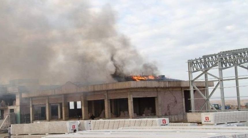Yozgat&rsquo;ta İnşaatı S&uuml;ren Binanın &Ccedil;atısı Yandı, &Ccedil;alışanlar Yangını İzledi