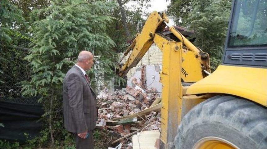 Sapanca&rsquo;da Ka&ccedil;ak Yapılar Yıkılıyor