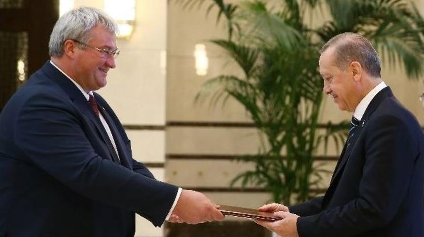 Ukrayna B&uuml;y&uuml;kel&ccedil;isi Sybiha, Cumhurbaşkanı Erdoğan&rsquo;a G&uuml;ven Mektubunu Sundu