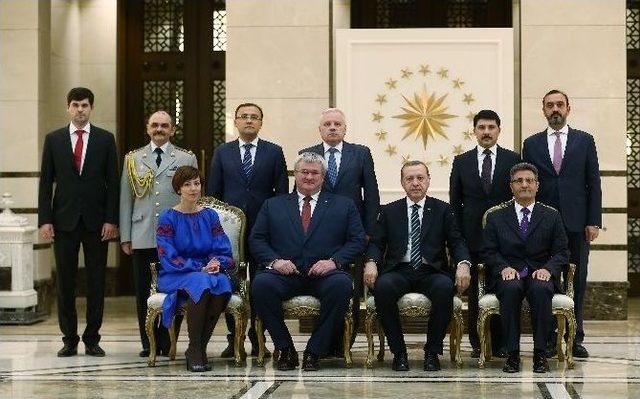 Ukrayna B&uuml;y&uuml;kel&ccedil;isi Sybiha, Cumhurbaşkanı Erdoğan&rsquo;a G&uuml;ven Mektubunu Sundu 1