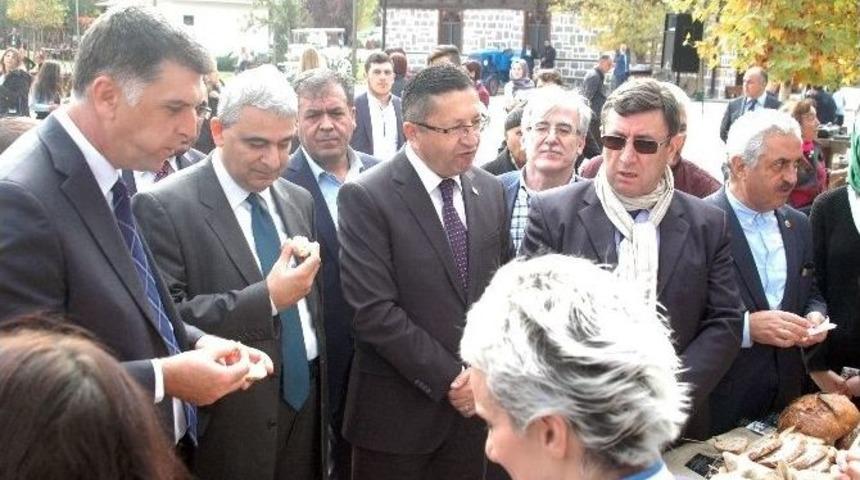 &lsquo;istiklal Yolu Yemekleri&rsquo; Sergilendi