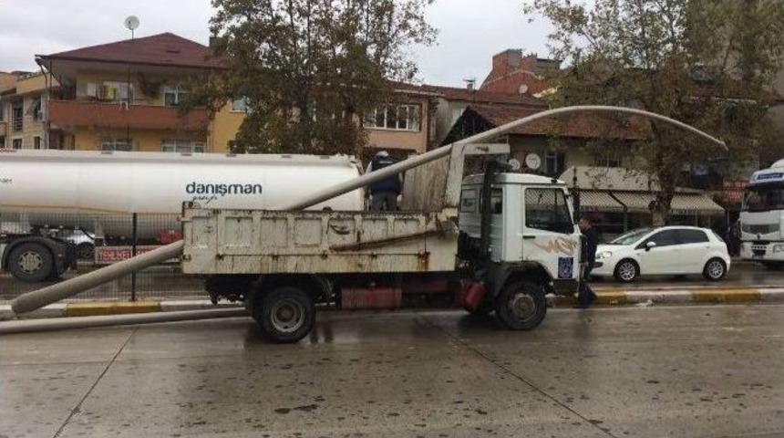 Kontrolden &Ccedil;ıkan Tanker Karşı Şeride Ge&ccedil;ti: 1 Yaralı