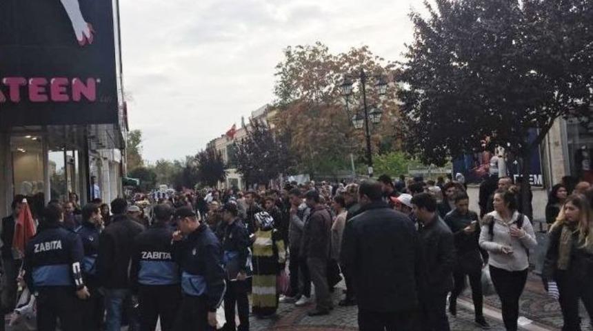 Seyyar Satıcılarla Zabıtanın Kavgasında Yumruklar Konuştu