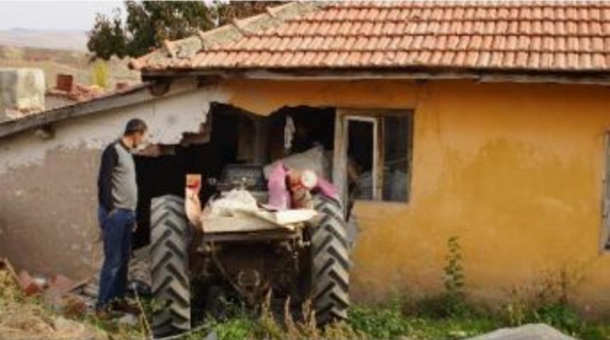 Başkent&rsquo;te Trakt&ouml;r Eve &Ccedil;arptı: 1 &Ouml;l&uuml;