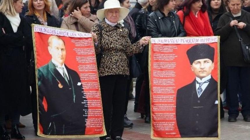 78 Yaşındaki Mukkades Teyzenin Bayrak Sevgisi