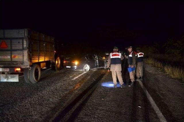 Traktöre Çarpan Otomobilin Sürücüsü Hayatını Kaybetti