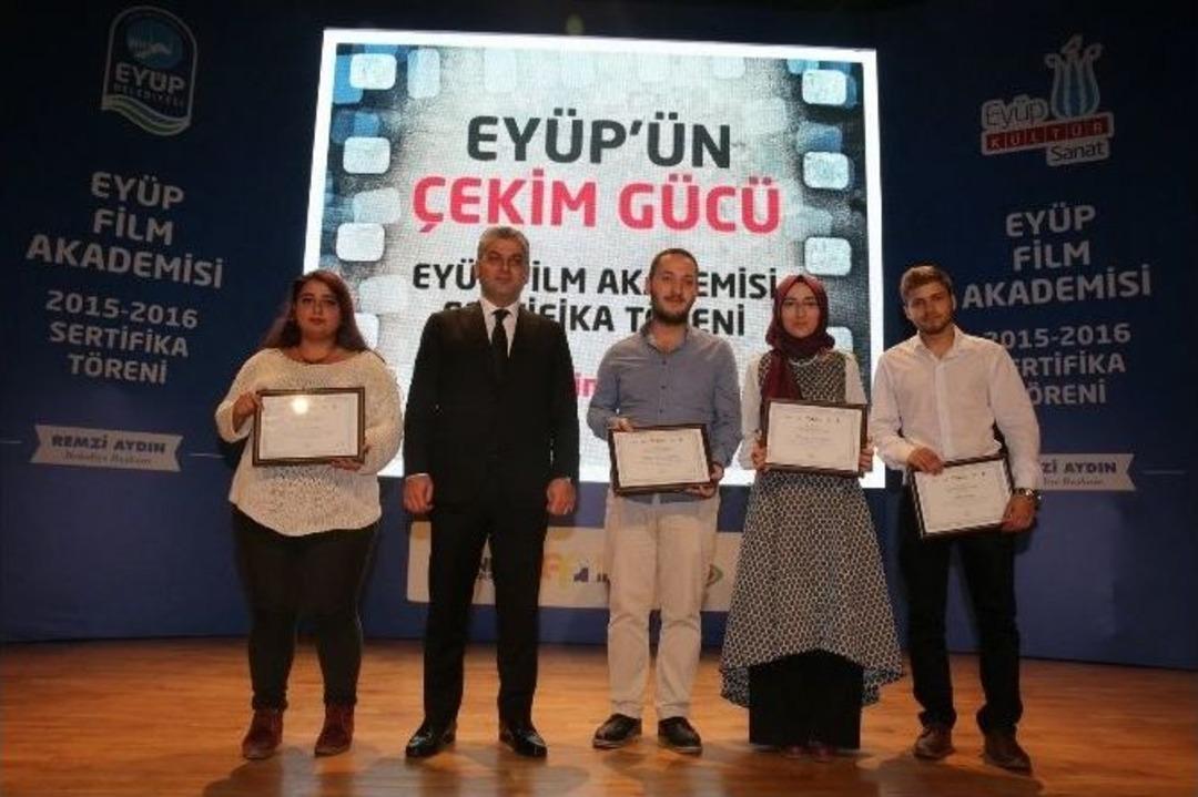 Gen&ccedil; Y&ouml;netmenler Sertifikalarını Aldı