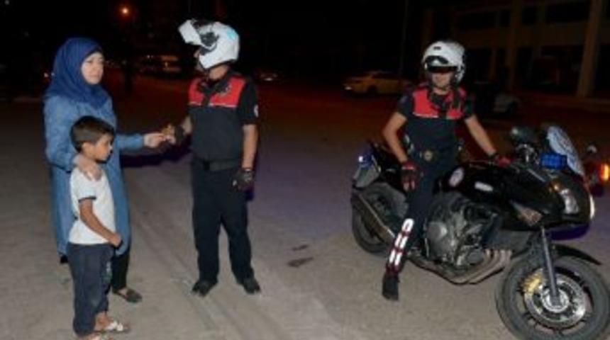 Suriyeli Kadın İ&ccedil;inde Para Bulunan C&uuml;zdanı Polise Teslim Etti