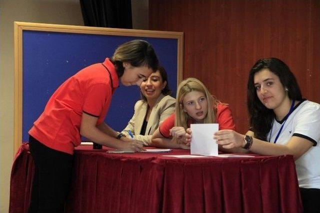 Gaziantep Kolej Vakfı Özel Liselerinin Öğrencileri Sandık Başında