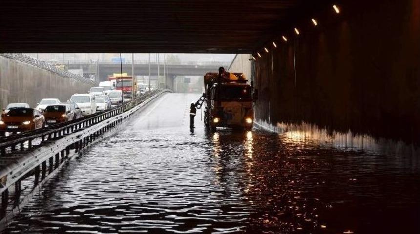 Trabzon&rsquo;da Yağmur Yağdı, S&uuml;r&uuml;c&uuml;ler Zor Anlar Yaşadı