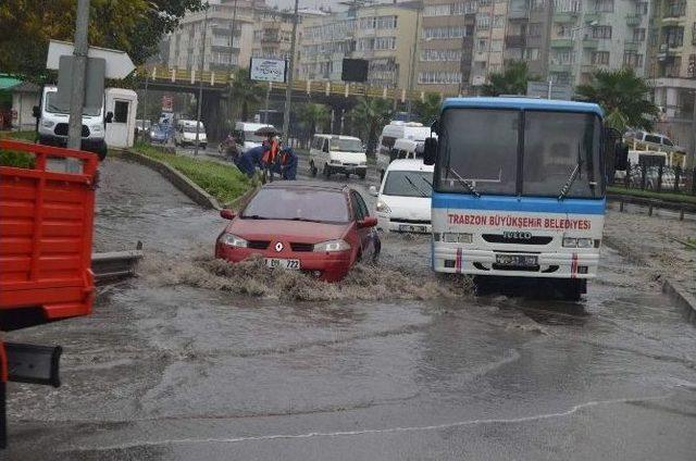 Trabzon’da Yağmur Yağdı, Sürücüler Zor Anlar Yaşadı