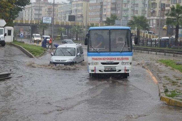 Trabzon’da Yağmur Yağdı, Sürücüler Zor Anlar Yaşadı