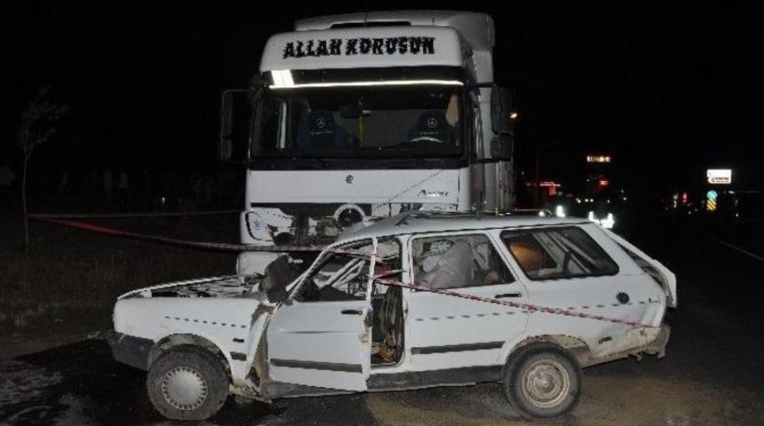 Tır&rsquo;ın &Ccedil;arptığı Otomobil Metrelerce S&uuml;r&uuml;klendi: 1 &Ouml;l&uuml;, 1 Ağır Yaralı