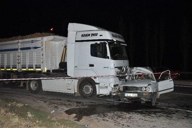 Tır’ın Çarptığı Otomobil Metrelerce Sürüklendi: 1 Ölü, 1 Ağır Yaralı