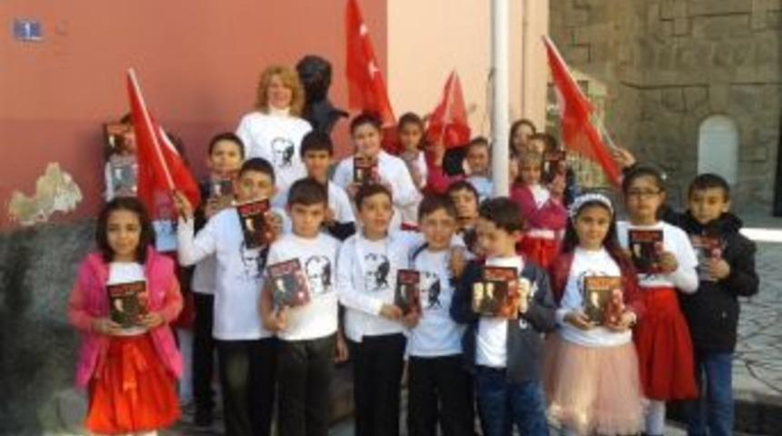 &Ouml;ğretmenlerinden &ldquo;cumhuriyet &Ccedil;ocuklarına&rdquo; Anlamlı Hediye