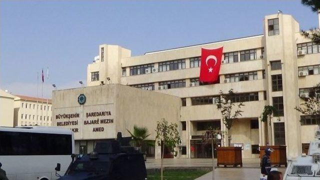 Diyarbakır Büyükşehir Belediyesi Binasına Türk Bayrağı Asıldı