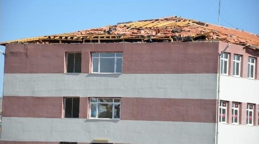 &Ouml;ğrenciler Tehlike Sa&ccedil;an &Ccedil;atı Y&uuml;z&uuml;nden Okula Gitmiyor