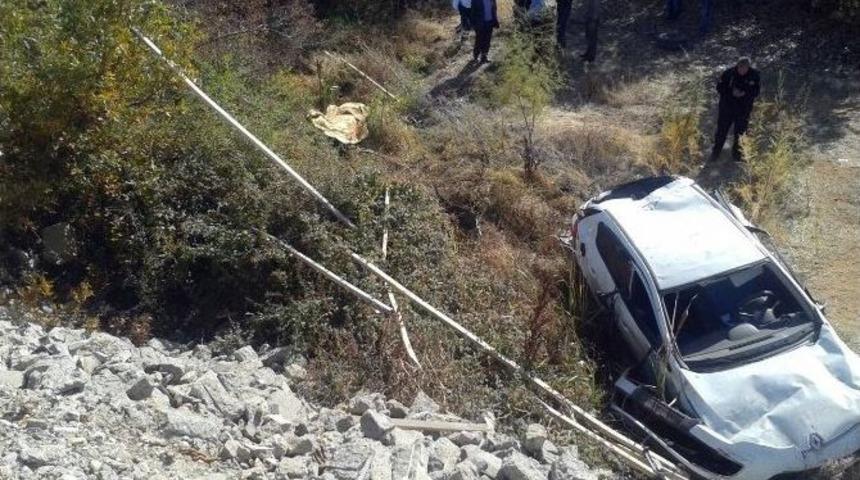 Otomobil Şarampole U&ccedil;tu: 1 &Ouml;l&uuml;, 1 Yaralı