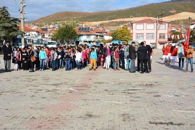 2 Kişilik Protokol Ve Öğrenciler Cumhuriyet Bayramını Coşku İle Kutladı