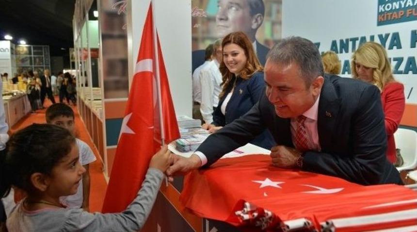 Başkan B&ouml;cek, Fuarda T&uuml;rk Bayrağı Dağıttı