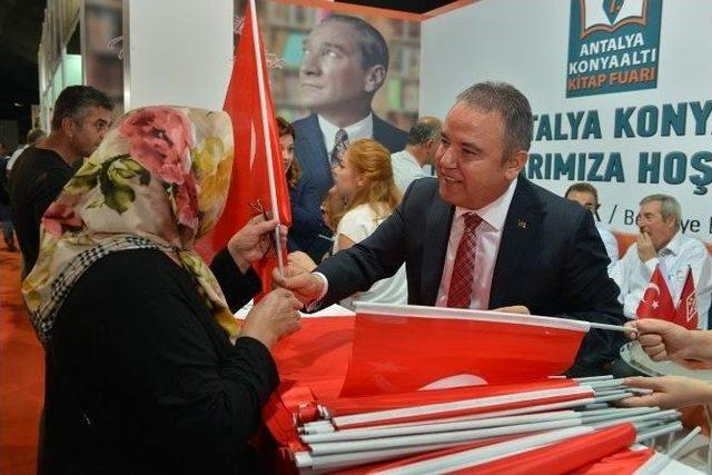 Başkan Böcek, Fuarda Türk Bayrağı Dağıttı