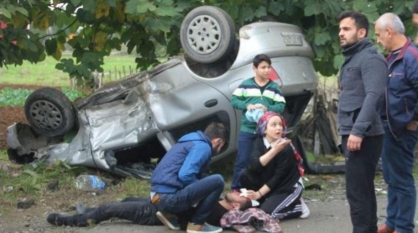 İki Otomobil &Ccedil;arpıştı: 5 Yaralı