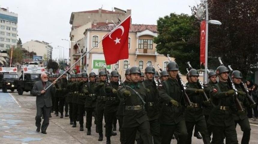 77&rsquo;lik Dede T&uuml;rk Bayrağıyla Her Bayramda Askerlerle Birlikte Y&uuml;r&uuml;yor