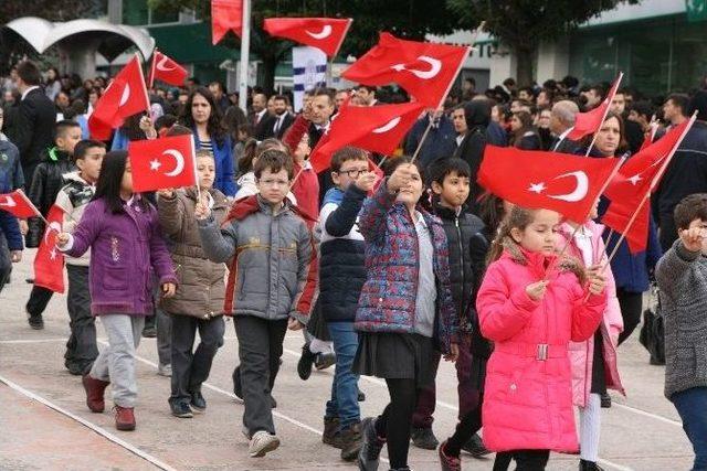 77’lik Dede Türk Bayrağıyla Her Bayramda Askerlerle Birlikte Yürüyor