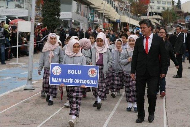 77’lik Dede Türk Bayrağıyla Her Bayramda Askerlerle Birlikte Yürüyor